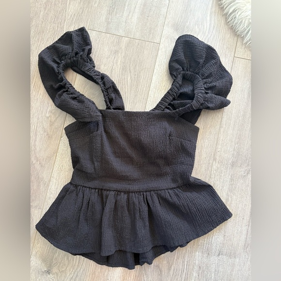 Francesca’s Bella Flutter Sleeve Bow Back Top in Charcoal Size M - Picture 3 of 5